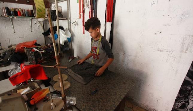 الطفل أحمد عباس يحترف مهنة الخياطة (10).jpg