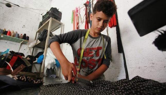 الطفل أحمد عباس يحترف مهنة الخياطة (11).jpg