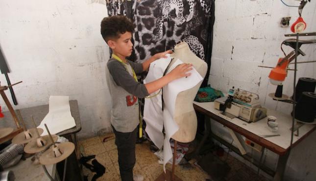 الطفل أحمد عباس يحترف مهنة الخياطة (3).jpg