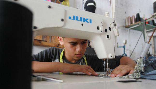 الطفل أحمد عباس يحترف مهنة الخياطة (8).jpg