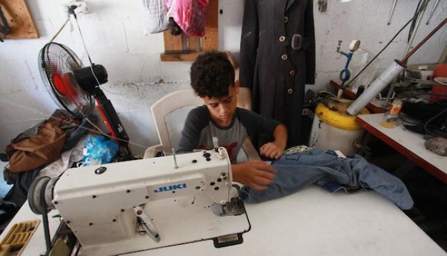 الطفل أحمد عباس يحترف مهنة الخياطة (7).jpg