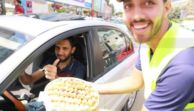 الجهاد  توزع حلوى ابتهاجا بنزع 6 أسرى حريتهم من سجن جلبوع (5).jpg