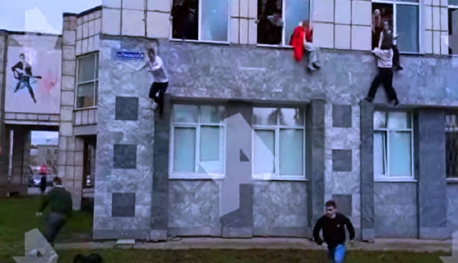 الطلبة يقفزون من نوافذ الجامعة.png