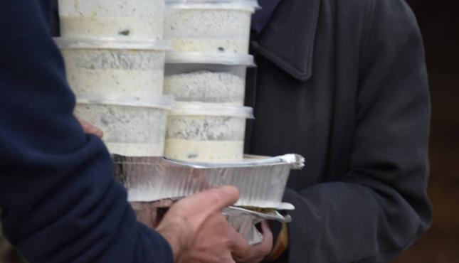 الجهاد توزع مئات وجبات الطعام على أهالي مخيم اليرموك بدمشق (12).jfif