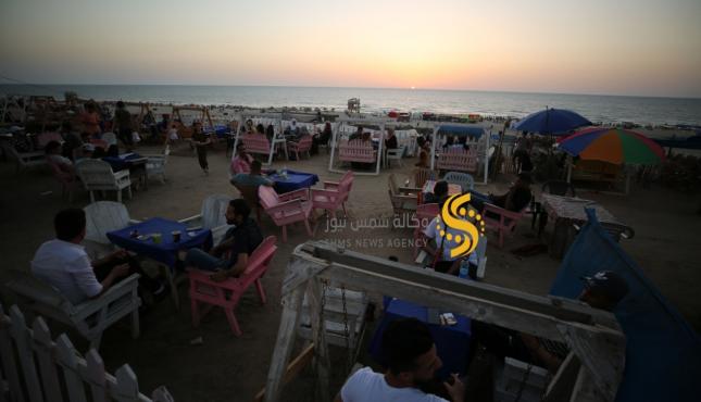 مواطنون على شاطئ بحر غزة (8).jpeg