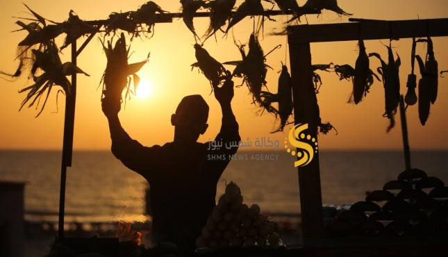 مواطنون على شاطئ بحر غزة (4).jpeg