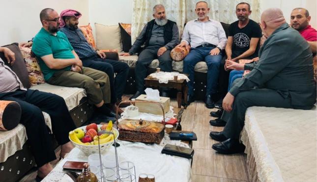 وفد الجهاد يزور ذوي شهداء وأسرى في جنين