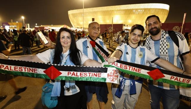 جماهير الارجنتين ترفع علم فلسطين.jpg