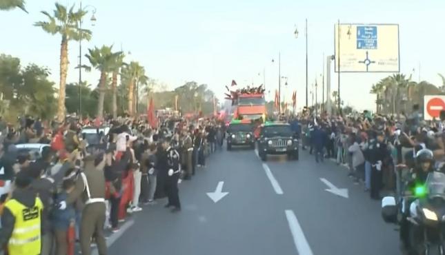لحظة استقبال الشعب المغربي منتخب المغرب بعد انتهاء كاس العالم ٢٠٢٢ في قطر