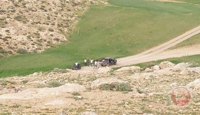 عشرات المستوطنين يهاجم مزارع المواطنين....jpeg