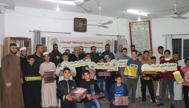 حفل تكريم لحفظة القرآن الكريم وأجزاء منه عقدته دائرة القرآن الكريم وعلومه بجمعيةاإقرأ الخيرية في مسجد المصطفى بمنطقة المغراقة 10.jpg