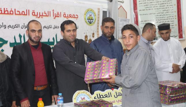 حفل تكريم لحفظة القرآن الكريم وأجزاء منه عقدته دائرة القرآن الكريم وعلومه بجمعيةاإقرأ الخيرية في مسجد المصطفى بمنطقة المغراقة 7.jpg