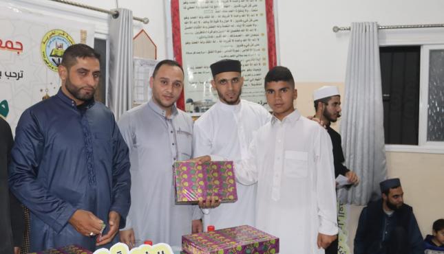 حفل تكريم لحفظة القرآن الكريم وأجزاء منه عقدته دائرة القرآن الكريم وعلومه بجمعيةاإقرأ الخيرية في مسجد المصطفى بمنطقة المغراقة 6.jpg