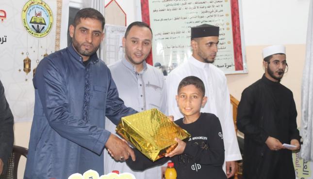 حفل تكريم لحفظة القرآن الكريم وأجزاء منه عقدته دائرة القرآن الكريم وعلومه بجمعيةاإقرأ الخيرية في مسجد المصطفى بمنطقة المغراقة 2.jpg