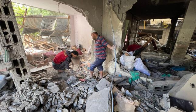 آثار الدمار في منزل عائلة ياسين في حي الزيتون شرق غزة 13.jpg