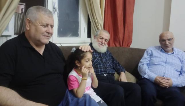 وفد من المكتب السياسي لحركة الجهاد يزور عائلة الشهيد الأسود بدمشق.....jpg