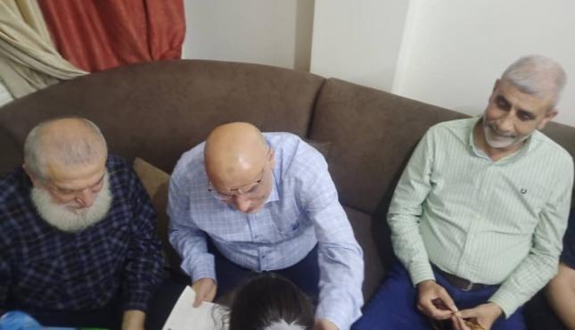 وفد من المكتب السياسي لحركة الجهاد يزور عائلة الشهيد الأسود .بدمشق.jpg