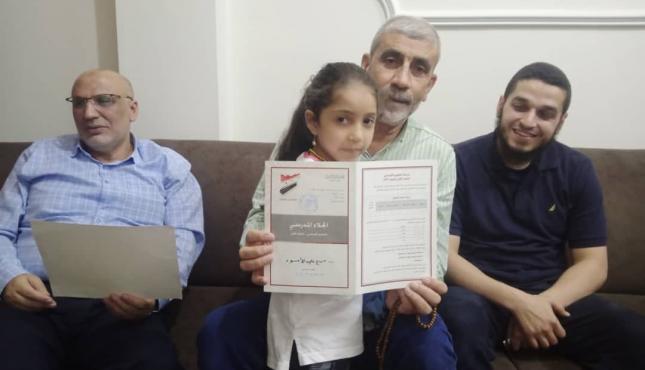 وفد من المكتب السياسـي لحركة الجهاد يزور عائلة الشهيد الأسود بدمشق.jpg