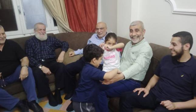 وفد من المكتب السياسي لحركة الجهاد يزور عائلة الشهيد الأسود بدمشق.........jpg