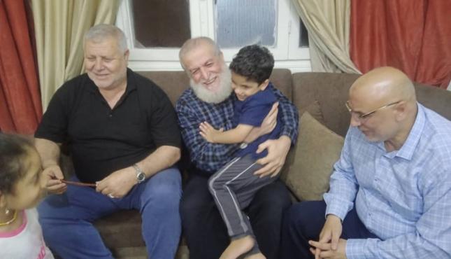 وفد من المكتب السياسي لحركة الجهاد يزور عائـلة الشهيد الأسود بدمشق.jpg