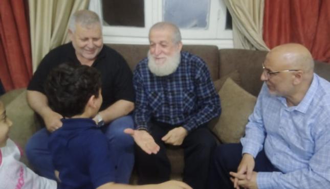 وفد من المكتب السياسي لحركة الجهاد يزور عائلة الشهيد الأسود بدمشق..jpg