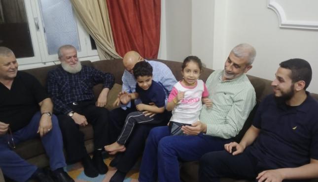 وفد من المكتب السياسي لحركة الجهاد يزور عائلة الشهيد الأسود بدمشق....jpg