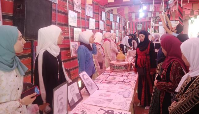 الساحة السورية تنظم معرضاً (10).jpg