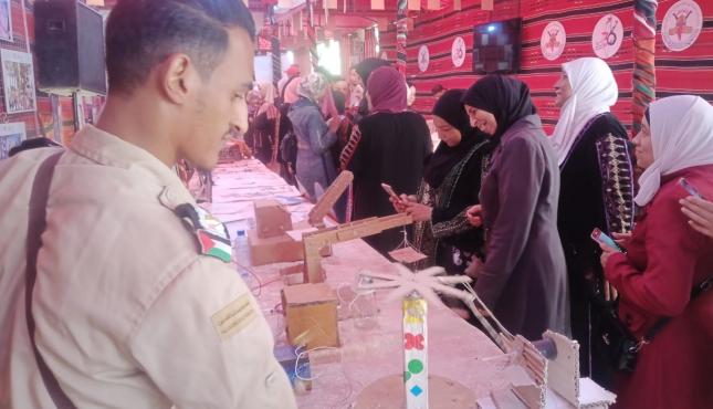 الساحة السورية تنظم معرضاً (13).jpg