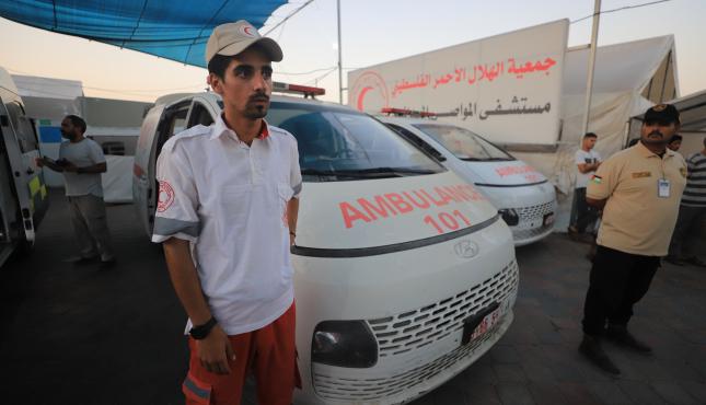 الهلال الأحمر الفلسطيني يُشارك في إجلاء 110 مريضًا من غزة إلى الإمارات للعلاج