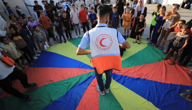 الهلال الأحمر الفلسطيني يُشارك في إجلاء 110 مريضًا من غزة إلى الإمارات للعلاج