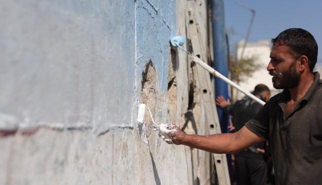 بالصور نشطاء من غزة يرسمون جدارية تندد بالإبادة البيئية وتوجه رسالة إلى قادة مؤتمر المناخ في البرازيل