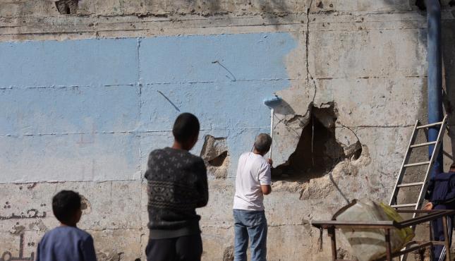 بالصور نشطاء من غزة يرسمون جدارية تندد بالإبادة البيئية وتوجه رسالة إلى قادة مؤتمر المناخ في البرازيل