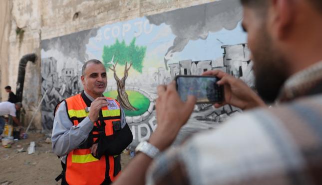 بالصور نشطاء من غزة يرسمون جدارية تندد بالإبادة البيئية وتوجه رسالة إلى قادة مؤتمر المناخ في البرازيل