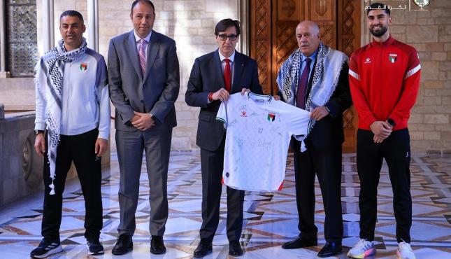 رئيس إقليم كتالونيا يستقبل وفدا من بعثة المنتخب الوطني برئاسة الفريق الرجوب