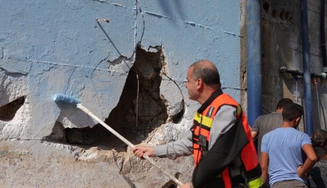 بالصور نشطاء من غزة يرسمون جدارية تندد بالإبادة البيئية وتوجه رسالة إلى قادة مؤتمر المناخ في البرازيل