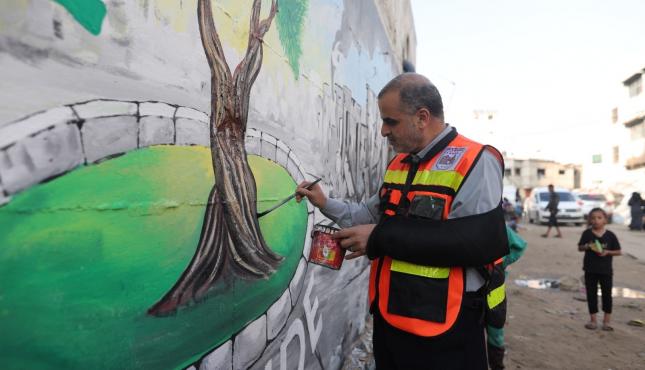 بالصور نشطاء من غزة يرسمون جدارية تندد بالإبادة البيئية وتوجه رسالة إلى قادة مؤتمر المناخ في البرازيل