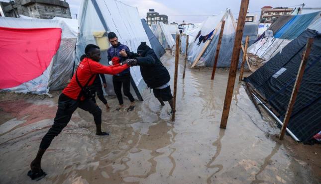 منخفض جوي .. الأمطار تغرق الخيام