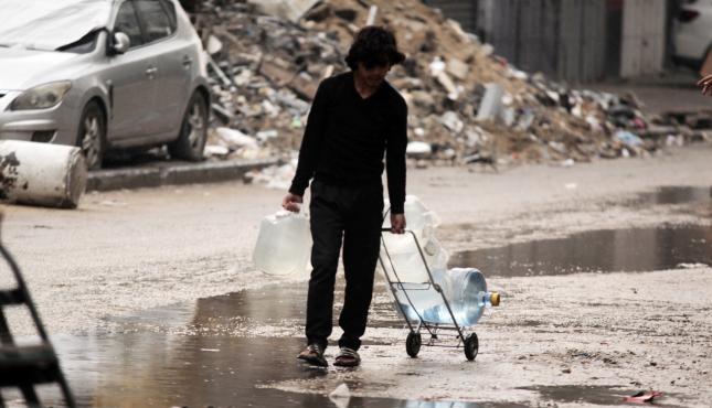 منخفض جوي .. الأمطار تغرق الخيام