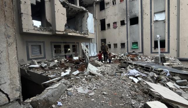 منزل آيلة للسقوط في غزة