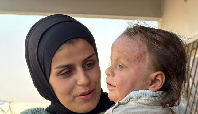 الطفل حجيلة ووالدته.jpg