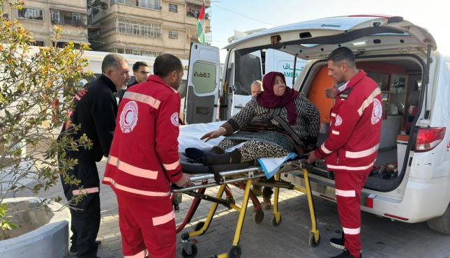 الهلال الأحمر الفلسطيني يواصل إجلاء المرضى عبر معبر رفح (8).jpeg