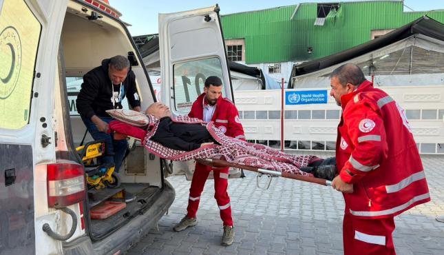 الهلال الأحمر الفلسطيني يواصل إجلاء المرضى عبر معبر رفح (5).jpeg