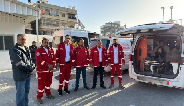 الهلال الأحمر الفلسطيني يواصل إجلاء المرضى عبر معبر رفح (4).jpeg