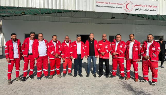 الهلال الأحمر الفلسطيني يواصل إجلاء المرضى عبر معبر رفح (2).jpeg