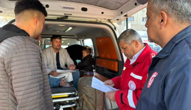 الهلال الأحمر الفلسطيني يواصل إجلاء المرضى عبر معبر رفح (9).jpeg