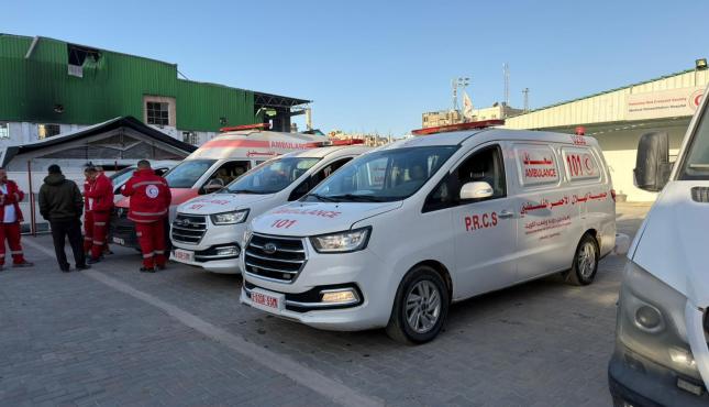الهلال الأحمر الفلسطيني يواصل إجلاء المرضى عبر معبر رفح (7).jpeg