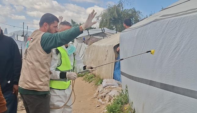 بالصور: مؤسسة هدائي تطلق حملة لمكافحة البعوض والبراغيت في رفح وخانيونس