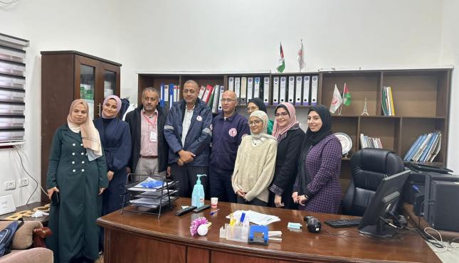 فريق طبي من مستشفيات الهلال الأحمر الفلسطيني.jpg