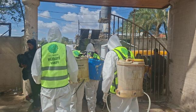 بالصور: مؤسسة هدائي تطلق حملة لمكافحة البعوض والبراغيت في رفح وخانيونس