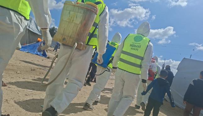 بالصور: مؤسسة هدائي تطلق حملة لمكافحة البعوض والبراغيت في رفح وخانيونس